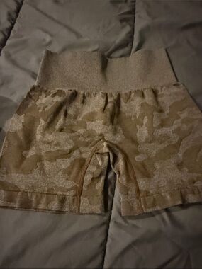 High-Waist Camo Seamless Shorts - Taupe & Beige